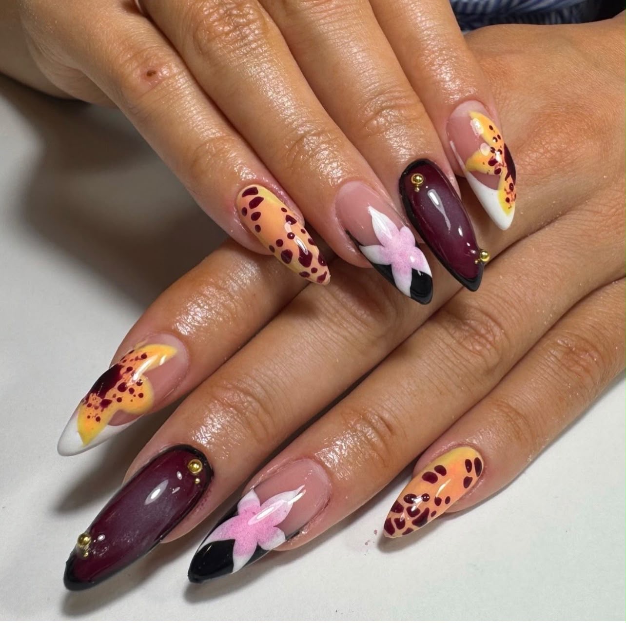 Nail art u jesenjim tonovima sa cvetnim detaljem